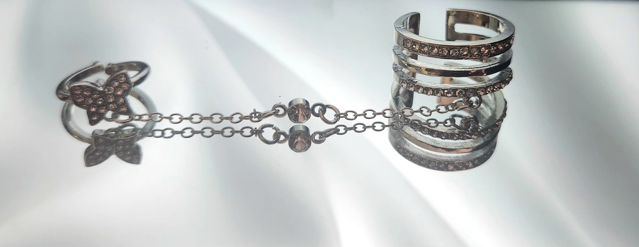 Silverfärgad  armband  med  ring