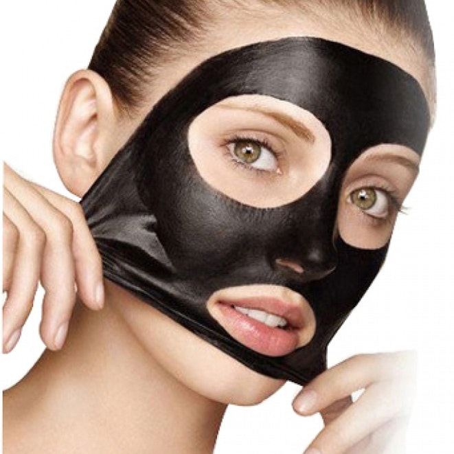 En kvinna med en svart ansiktsmask från Doberyl.