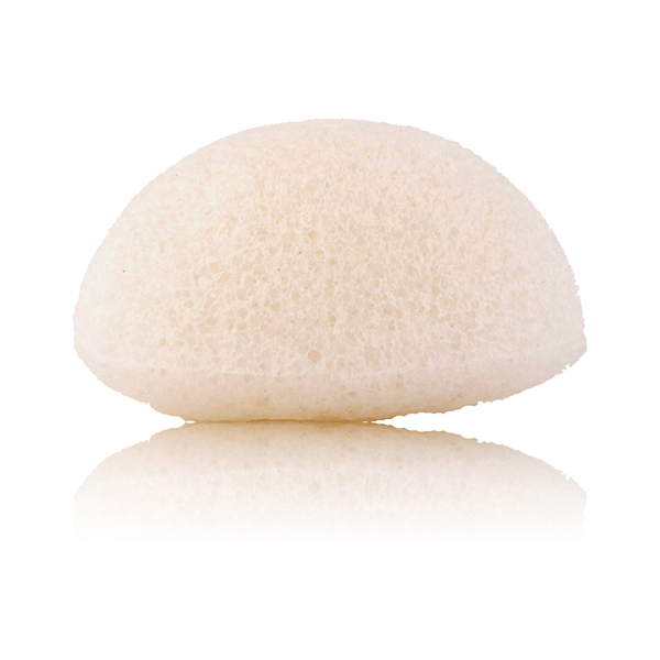 En vit konjacsvamp för att tvätta huden ren från smuts och bakterier.