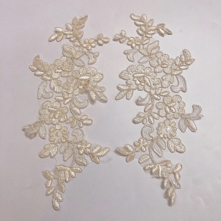 Spegelvänt par. Applikation på mesh. CHAMPAGNE/BEIGE