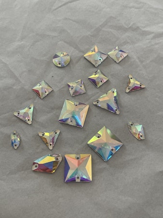 Fyndvara. Litet paket med sy stenar crystal ab