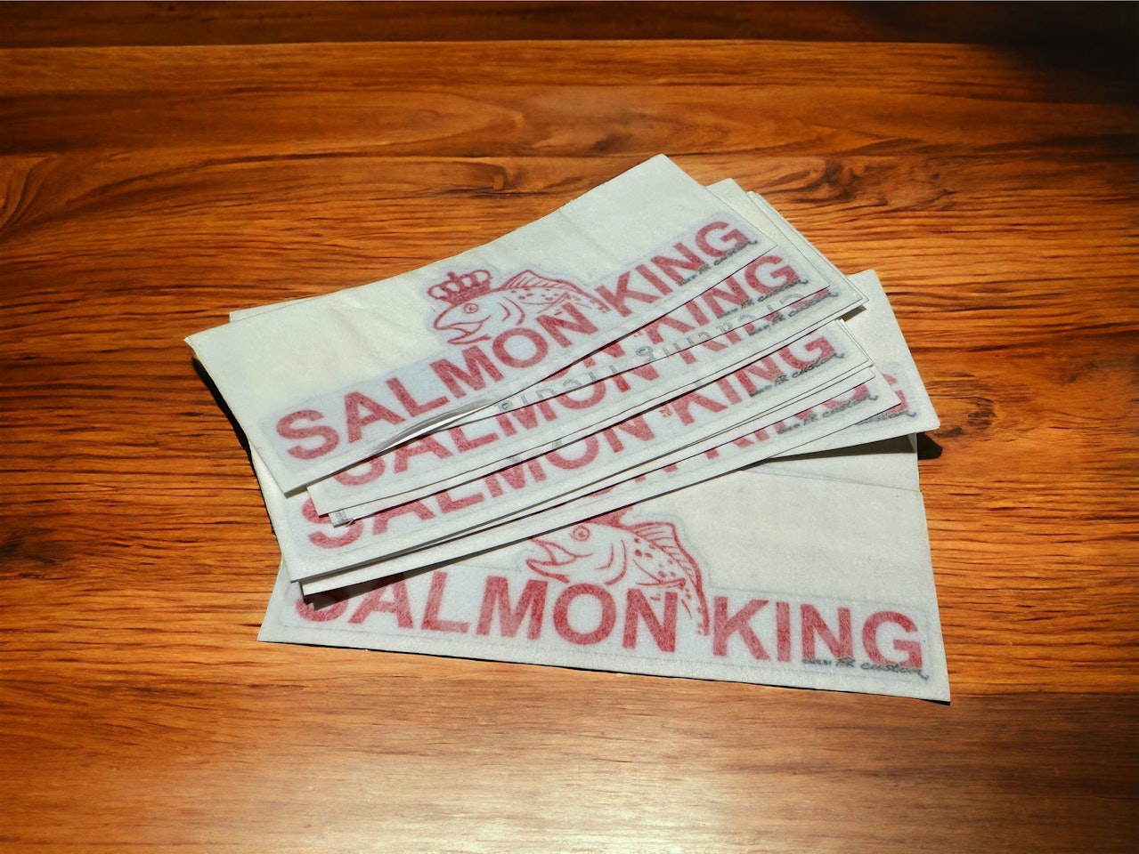 Salmon King utskuren dekal 300x90 mm RÖD
