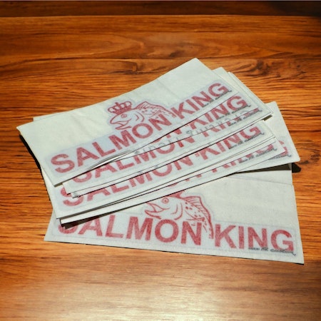 Salmon King utskuren dekal 300x90 mm RÖD