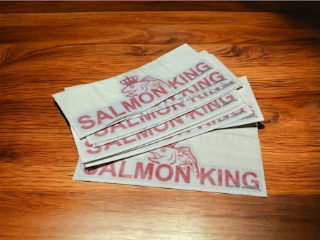 Salmon King dekal 120x35mm RÖD