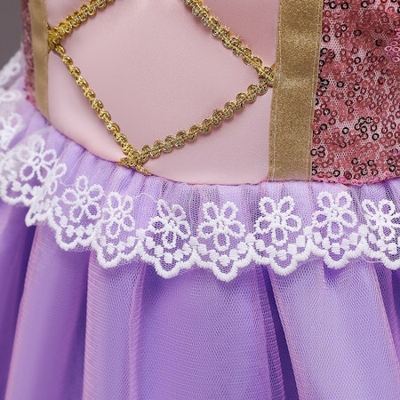 Anna prinsess klänning med dekorationer och spets