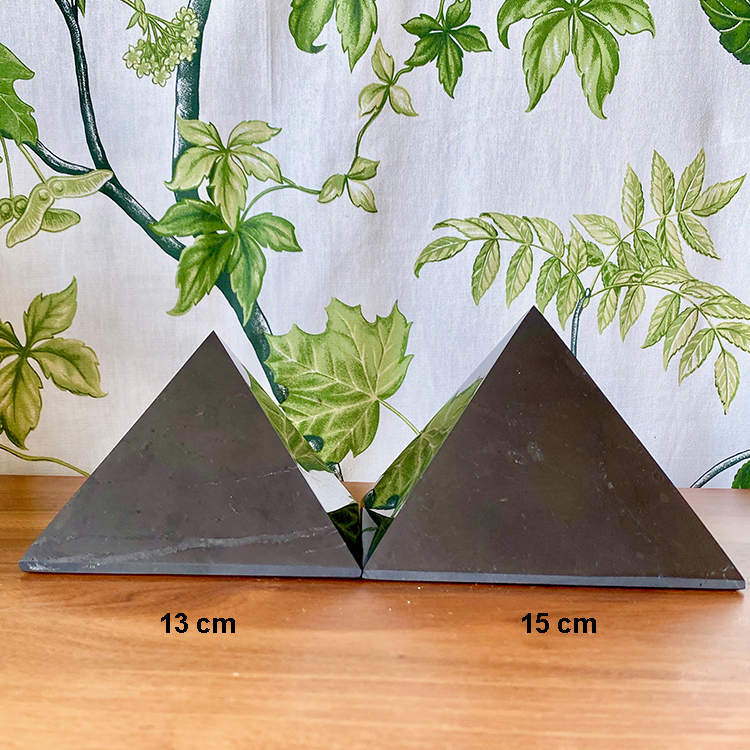 Shungit Pyramid XXXL polerad 15cm