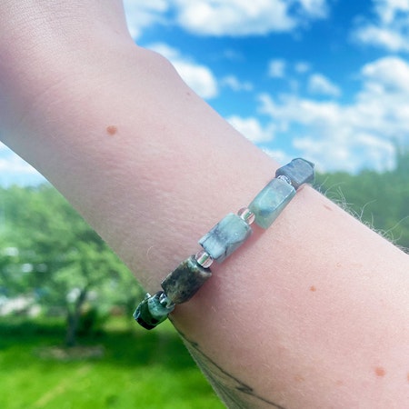 Smaragd (Polygon) 8-13mm pärlor Armband