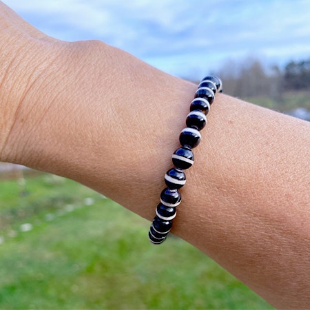 Agat Svart med Dzi linjer 6mm pärlor Armband