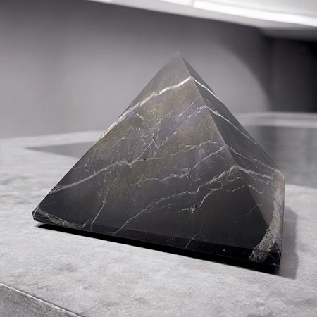 Shungit Pyramid XXXL Opolerad 15cm