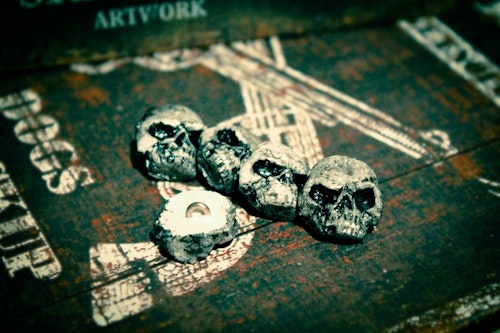 Skull button Black & White