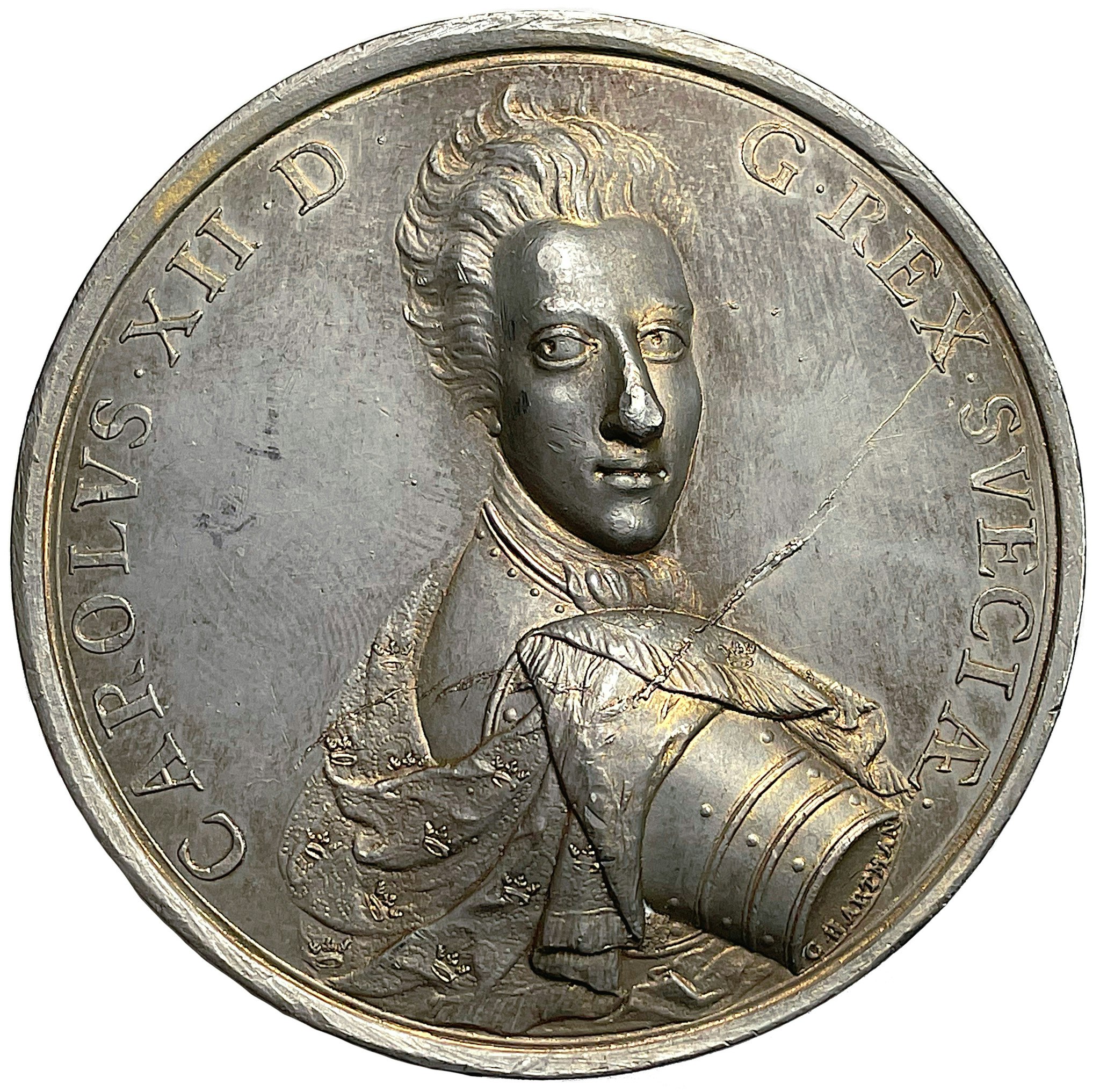 Karl XII går med sin här över Dünafloden och besegrar konung Augusts armé nära Riga den 9 juli 1701 - Mycket sällsynt och vackert toppexemplar av Carl Gustaf Hartman