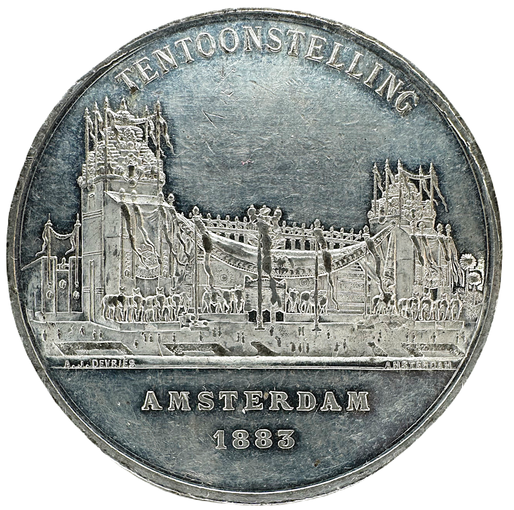 En underbar arkitektonisk utställningsmedalj från Kolonialutställningen i Amsterdam 1883 signerad A.J. DEVRIES