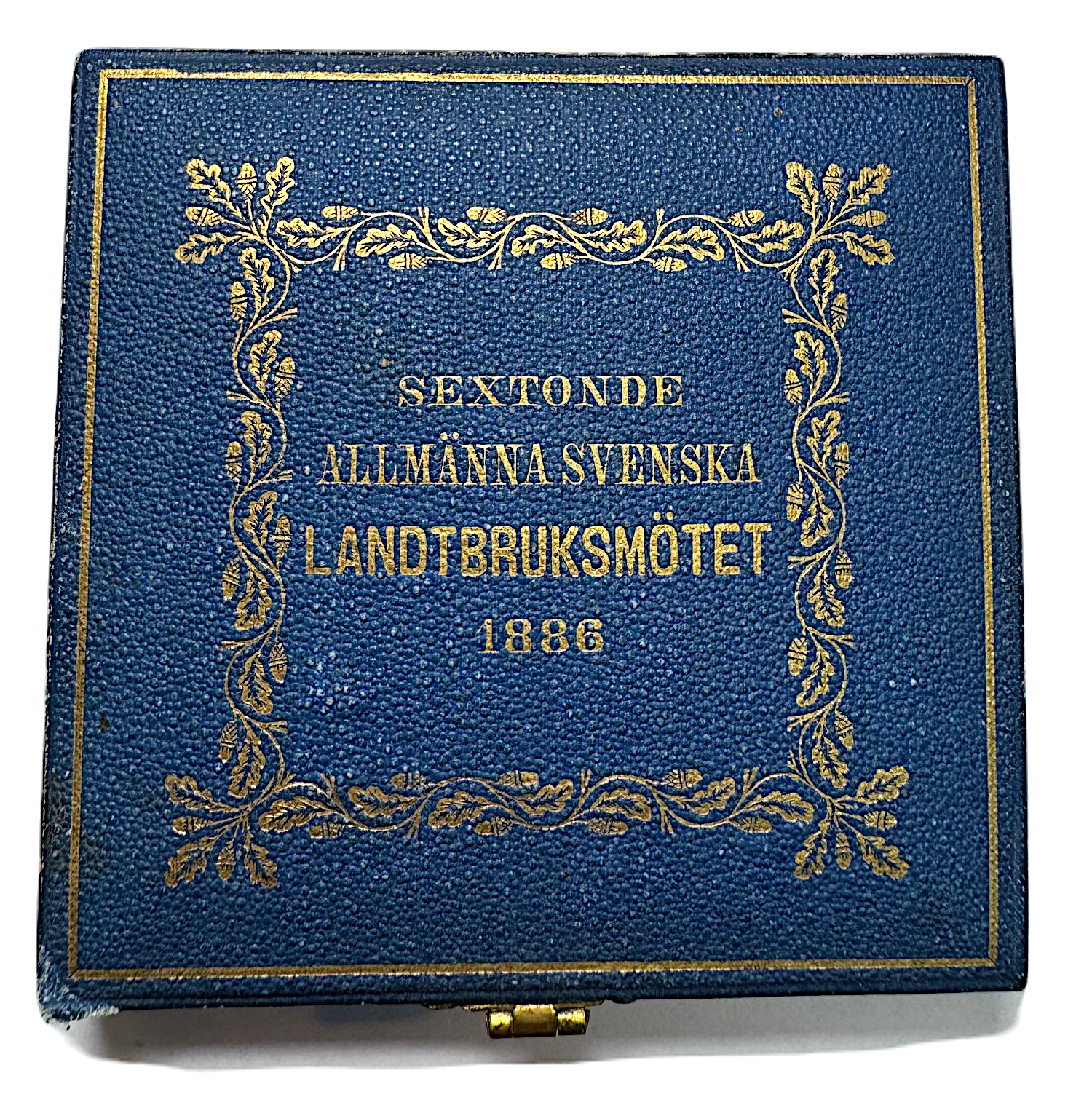 Oskar II - Sextonde allmänna lantbruksmötet i Stockholm den 12-17 juli 1886 i originaletui - toppexemplar graverad av Adolf Lindberg
