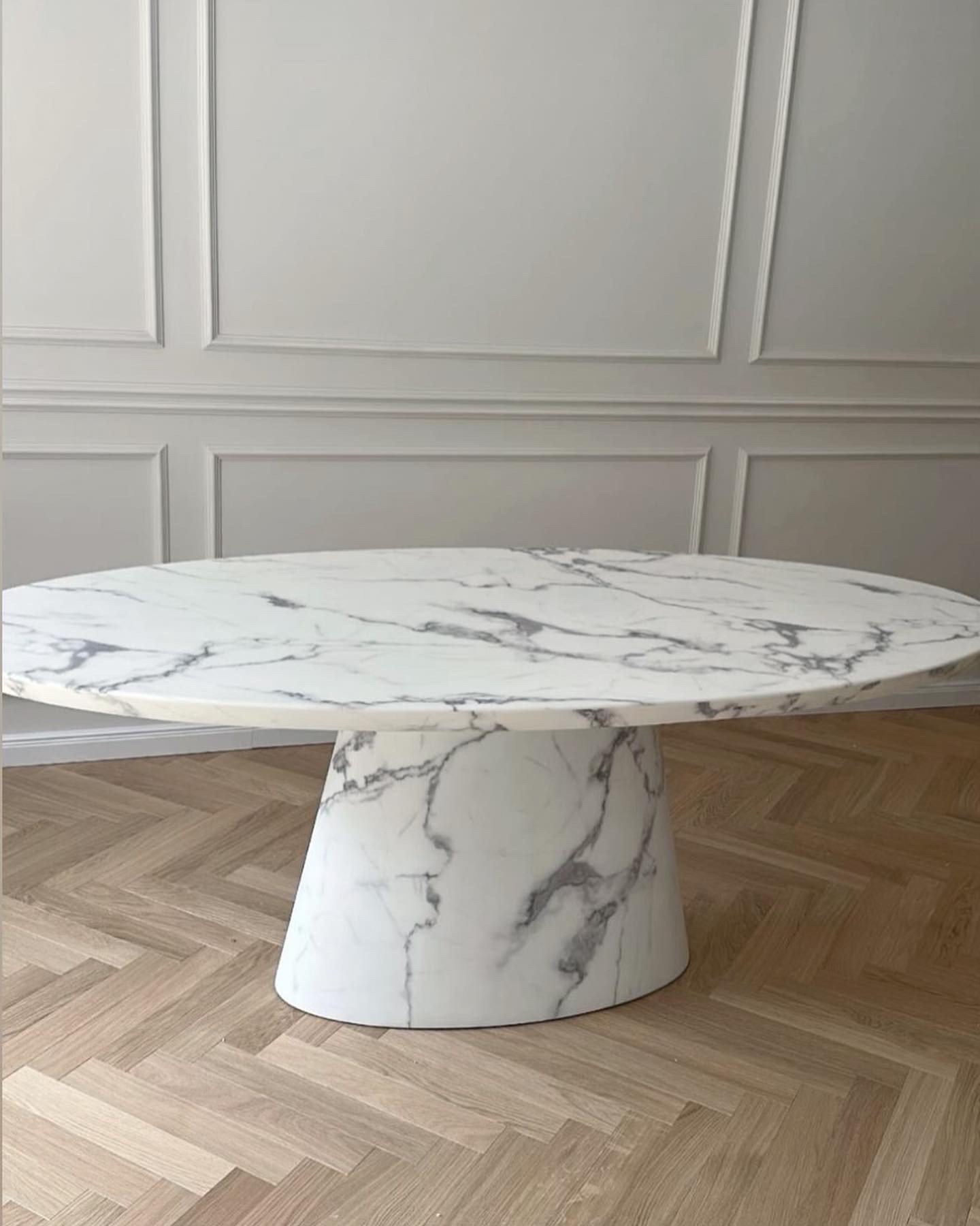 Vera dining table oval 240cm