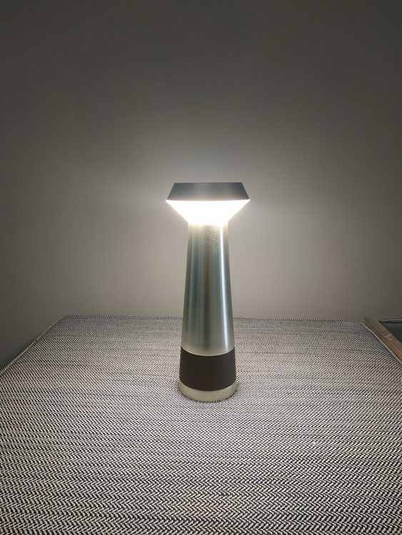 AB Arlemark Pharo från Puraluce Uppladdningsbar bordslampa Design by Corcione Tinucci