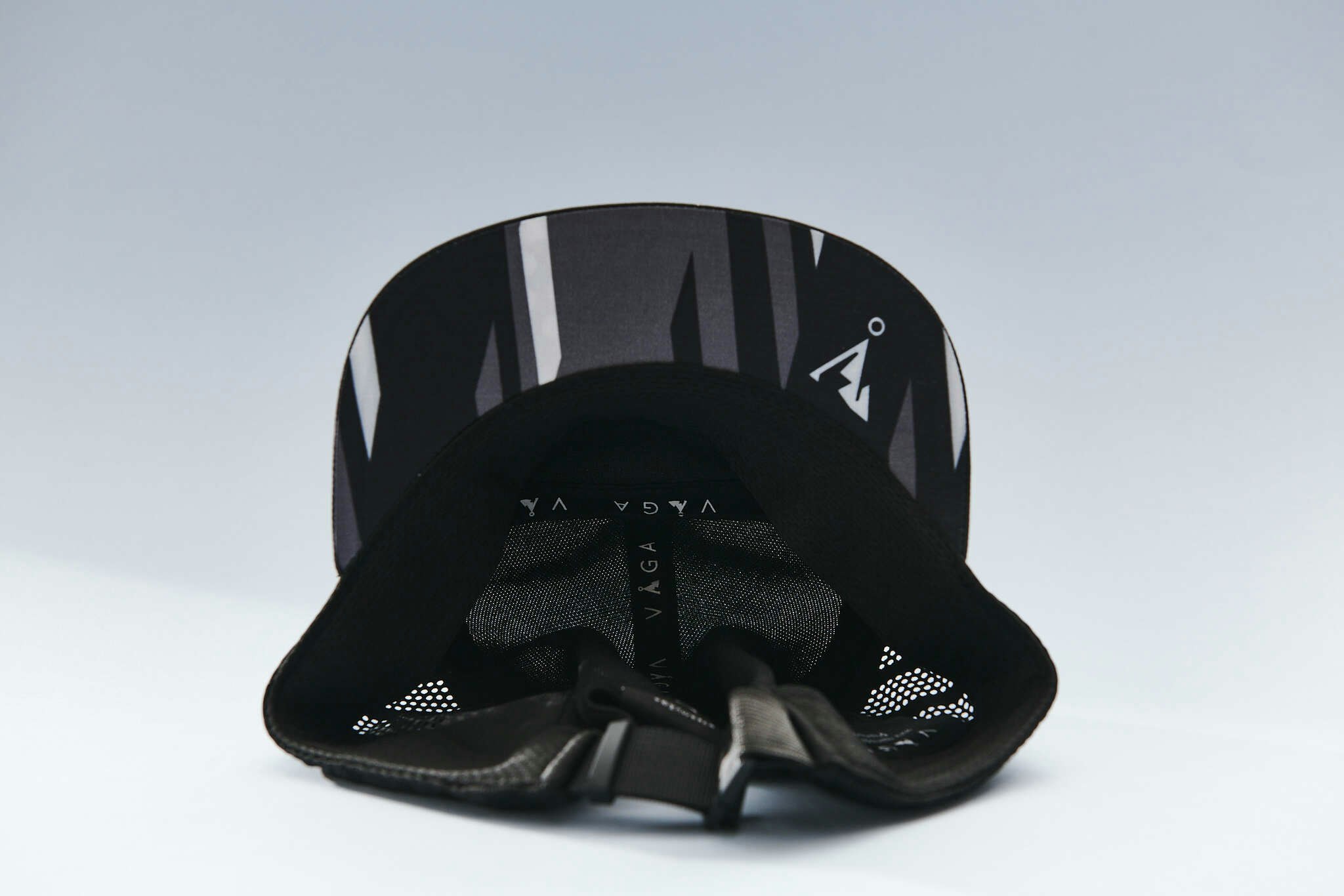 Våga Feather Cap - Black/Charcoal/Mist Grey/White