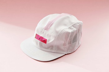 Våga Feather Cap - White/Neon Pink/Flame Red/Navy