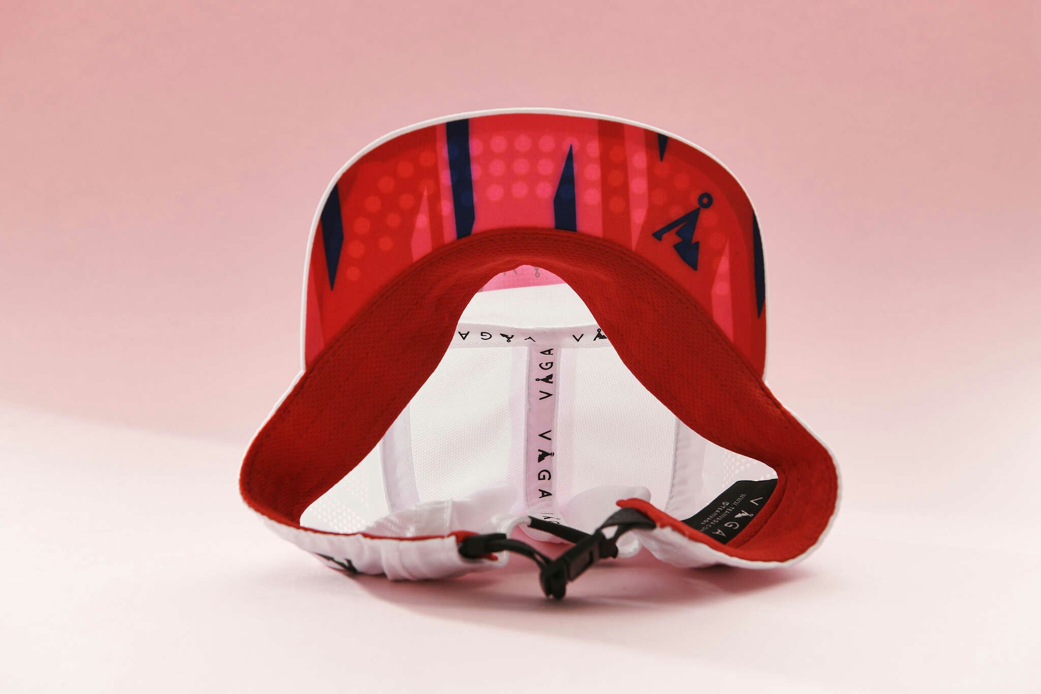 Våga Feather Cap - White/Neon Pink/Flame Red/Navy
