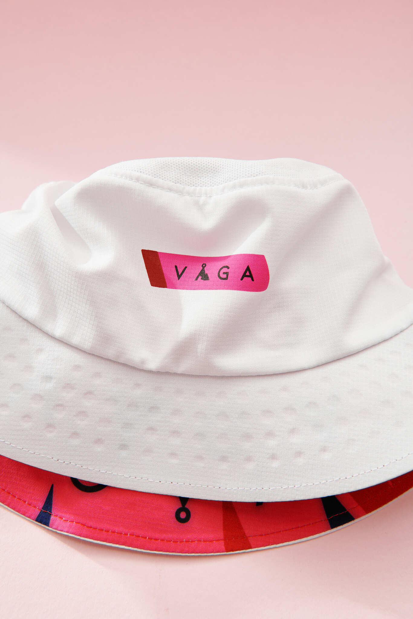 Våga Feather Racing Bucket Hat - White/Neon Pink/Flame Red/Navy