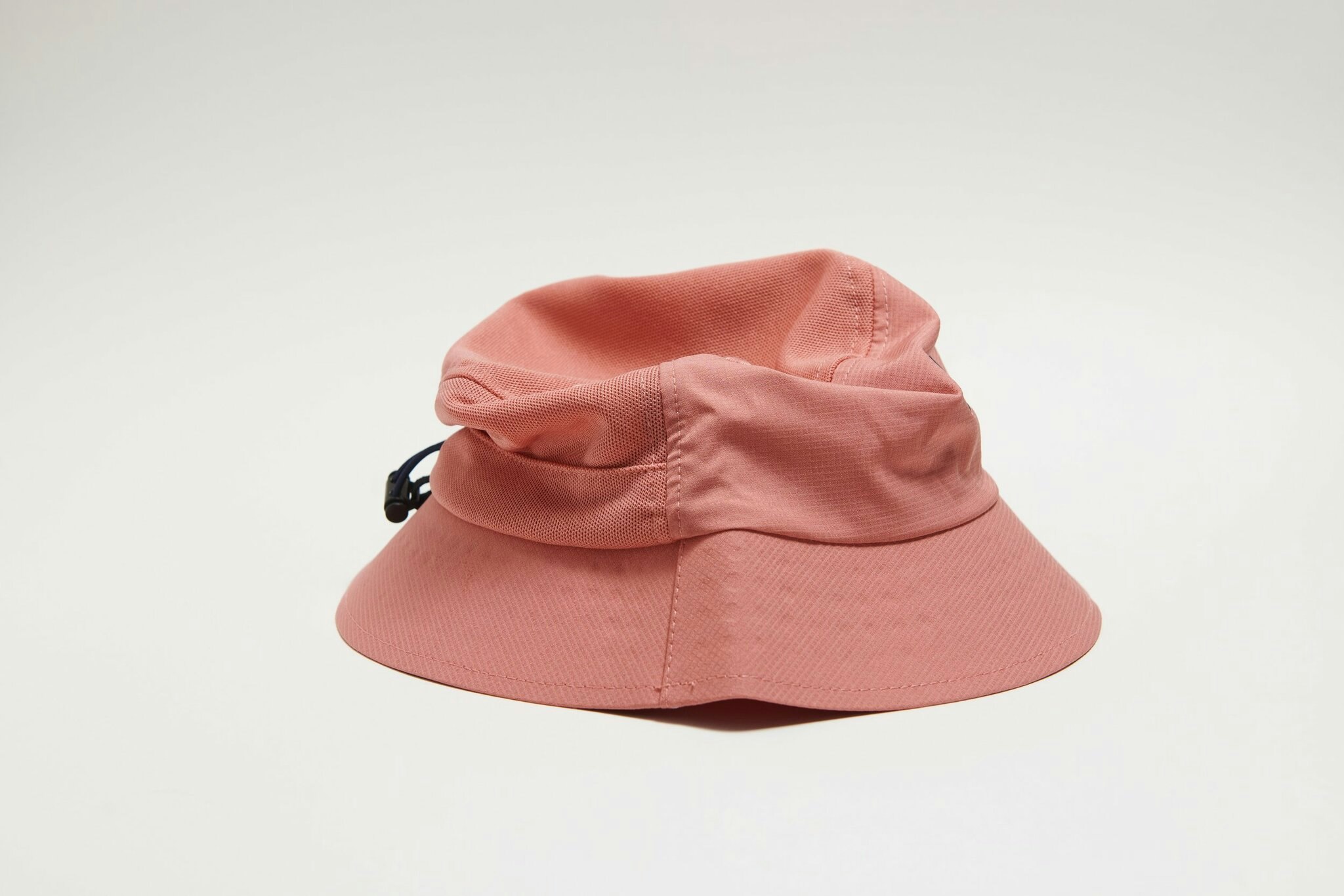 Våga Feather Racing Bucket Hat - Peach/Navy Blue