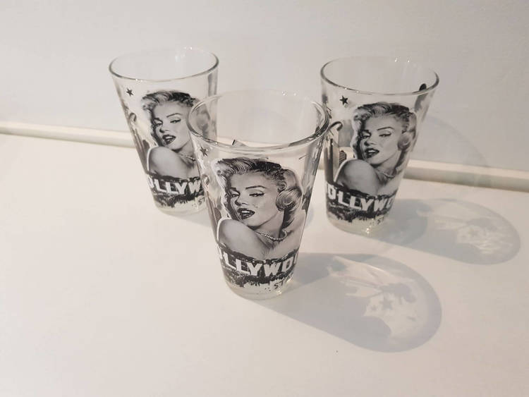 Marilyn Monroe i svartvitt som motiv på dessa dricksglas, filmtema.