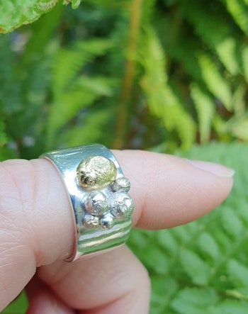 Ring med 925 sterlingsilver- och guldkulor