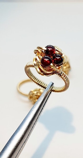 Ring Ros med granatpärlor