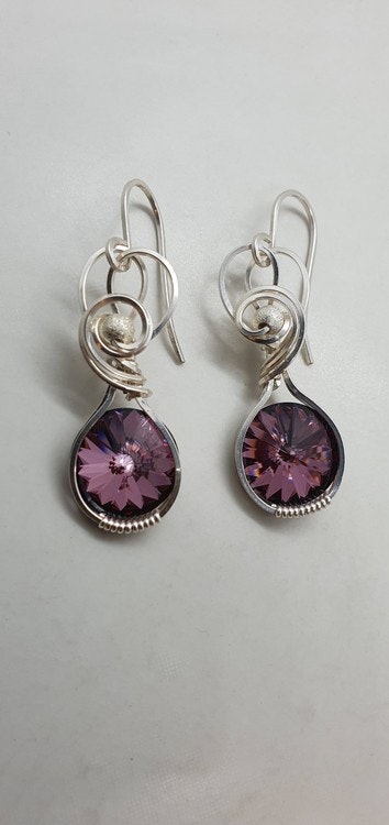 Örhängen Swirly med Antique Pink Swarovski kristaller - Fina Smycken