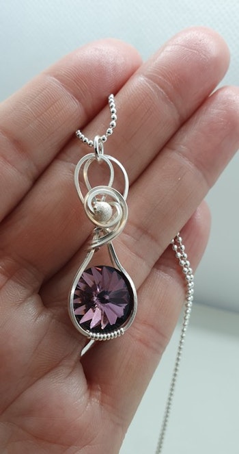 Halsband Swirly med Antique Pink Swarovski kristall
