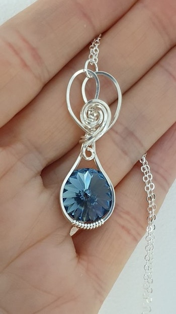 Halsband Sweet Swirls med Denim Blue Swarovski kristall