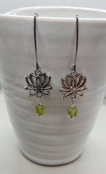 Örhängen Lotus med pärlor av peridot