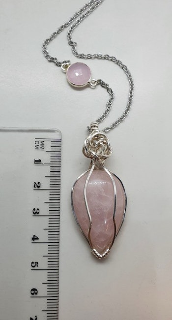(Sålt) (J) Halsband Ros med rosenkvarts och en facetterad pärla på kedjan