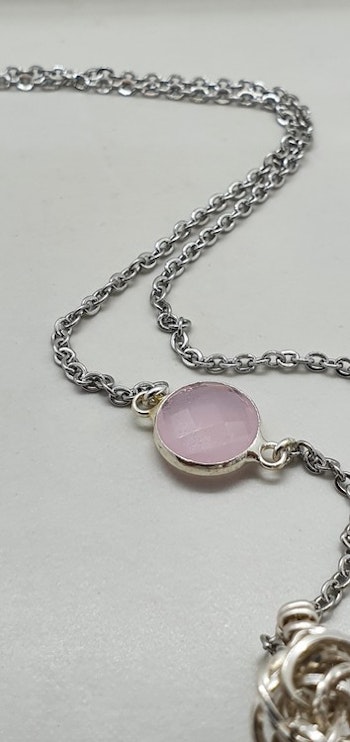 (Sålt) (J) Halsband Ros med rosenkvarts och en facetterad pärla på kedjan