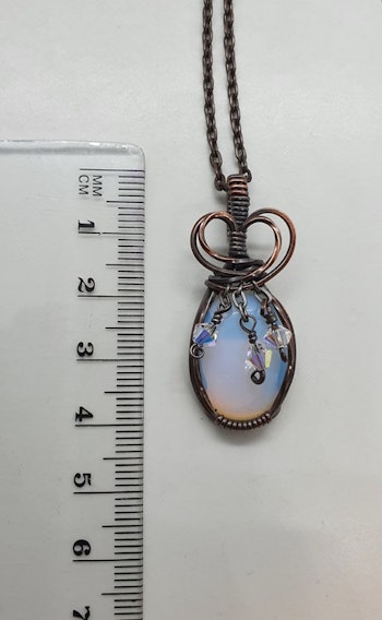Halsband Sweet Swirls med opalit och Swarovski kristaller
