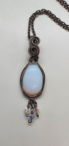 Halsband Luscious Loops med opalit och Swarovski kristaller