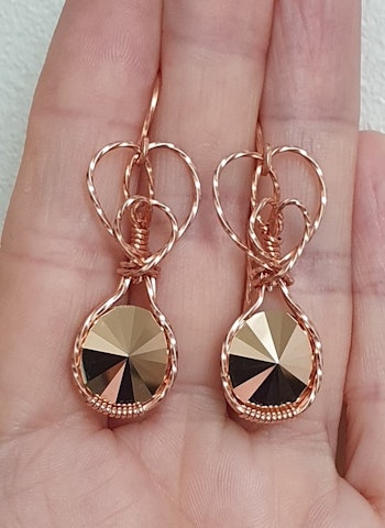 Örhängen Swirly Heart med Rose Gold Swarovski kristaller