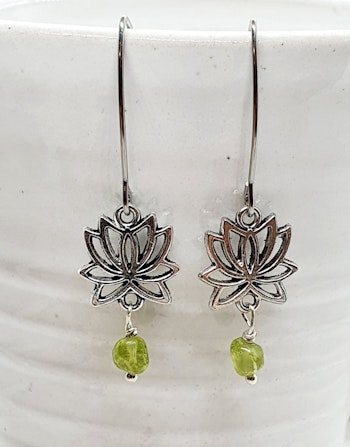 Örhängen Lotus med pärlor av peridot
