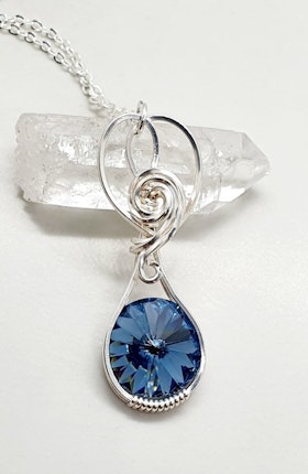 Halsband Sweet Swirls med Denim Blue Swarovski kristall
