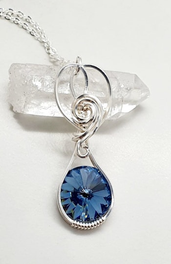 Halsband Sweet Swirls med Denim Blue Swarovski kristall