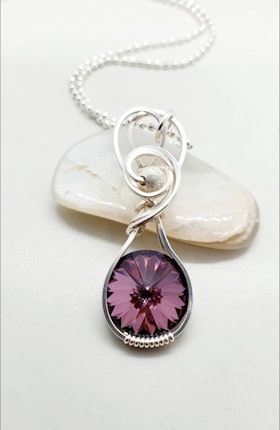 Halsband Swirly med Antique Pink Swarovski kristall