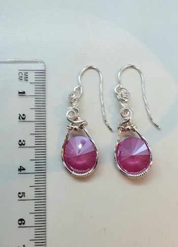 Örhängen Luscious Looops med Peony Pink Swarovski kristaller