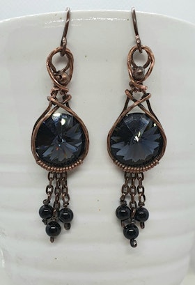 Örhängen Sweet Swirls Pearls med Graphite Swarovski kristaller och onyxpärlor