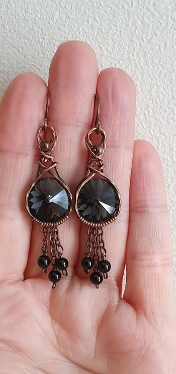 Örhängen Sweet Swirls Pearls med Graphite Swarovski kristaller och onyxpärlor