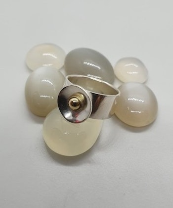 Ring i 925 sterlingsilver med guldkula
