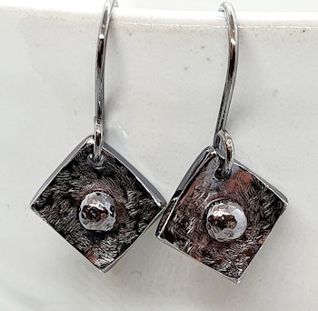 Örhängen Square i oxiderad 925 sterlingsilver med mönstad yta