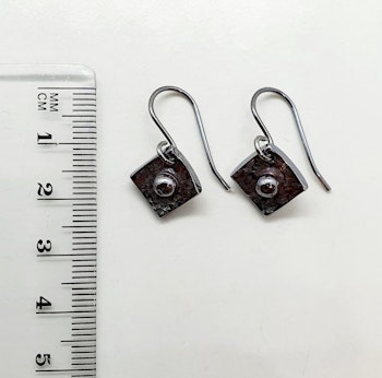 Örhängen Square i oxiderad 925 sterlingsilver med mönstad yta