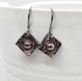 Örhängen Square i oxiderad 925 sterlingsilver med mönstad yta