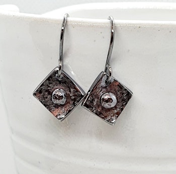 Örhängen Square i oxiderad 925 sterlingsilver med mönstad yta