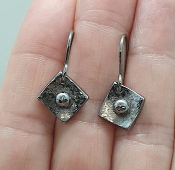 Örhängen Square i oxiderad 925 sterlingsilver med mönstad yta