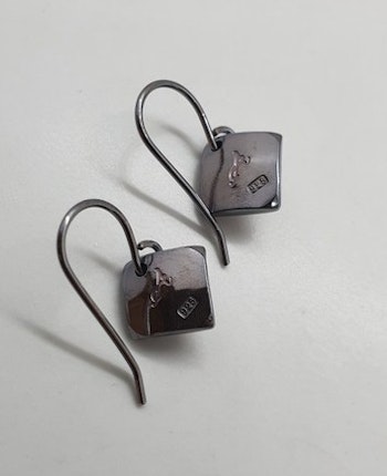 Örhängen Square i oxiderad 925 sterlingsilver med mönstad yta